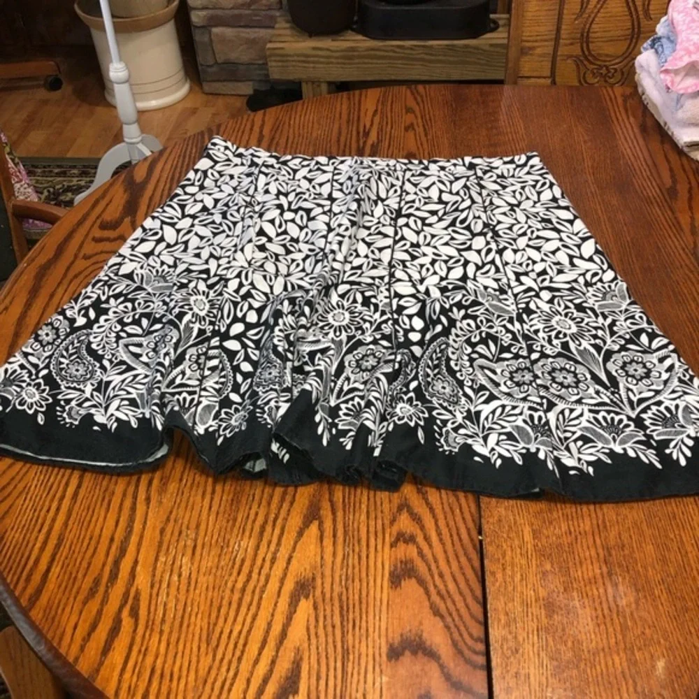 DRESSBARN WOMAN SIZE 20 W BLACK & WHITE FLORAL PAISLEY FULL SKIRT.
